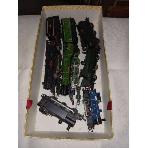 300 - A quantity of 00/H0 gauge railway engines including Hornby & Triang including Flying Scotsman, Queen... 