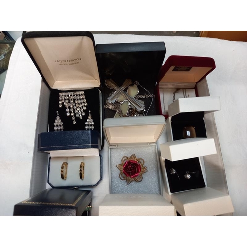 305 - A mixed lot of costume jewellery including brooches & pendants etc.