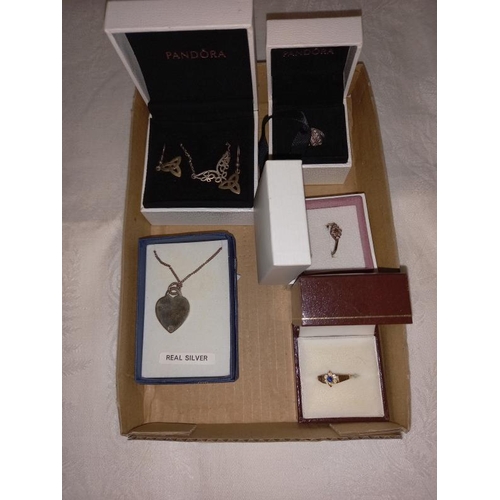 309 - A 9ct gold ring, 2 silver rings, a silver heart pendant & a silver pendant with matching earrings