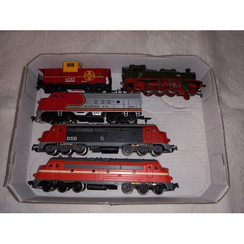 319 - A selection of 00/H0 gauge locomotives & coaches including Piko, Lima, Bachmann & Santa Fe etc. (2 b... 