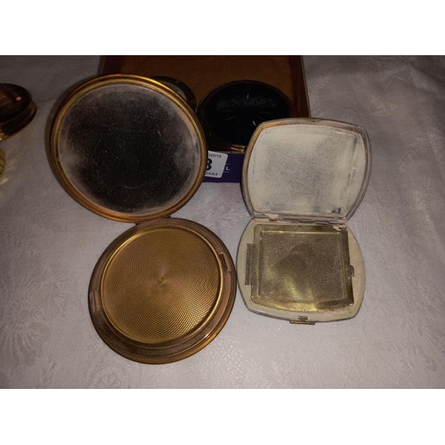 323 - 5 powder compacts & a pill box