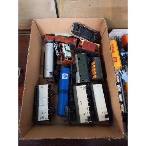 361 - A quantity of 00/H0 gauge railway goods wagons including Hornby & Triang etc. (2 trays)