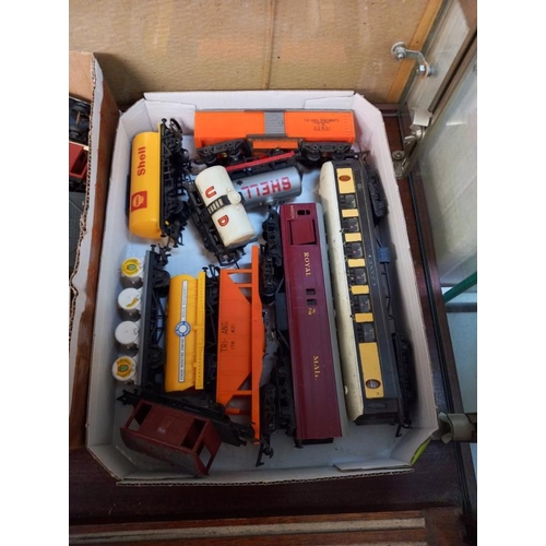 361 - A quantity of 00/H0 gauge railway goods wagons including Hornby & Triang etc. (2 trays)