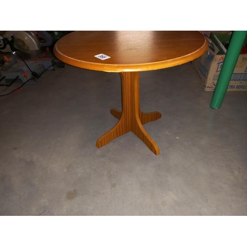 368 - A small round teak effect coffee table diameter 48cm, height 41cm