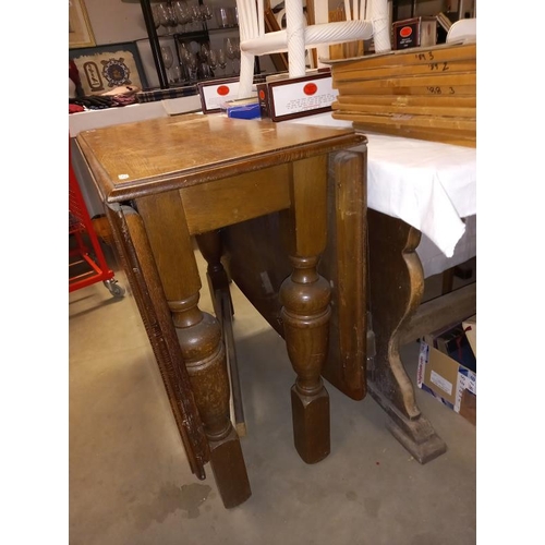 380 - An oak gateleg table