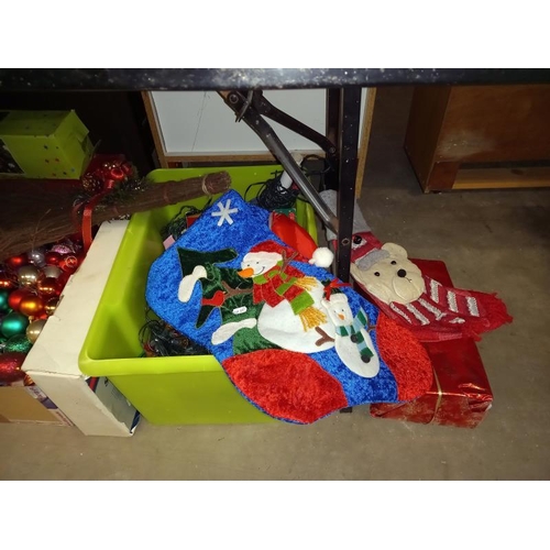 452 - A large lot of Christmas decorations