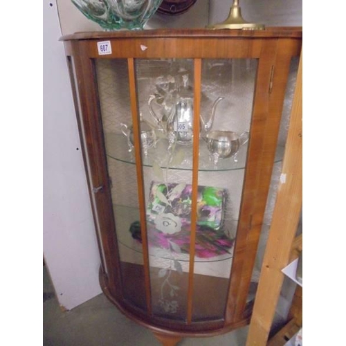 607 - A 1950's china cabinet with etched glass door. COLLECT ONLY.