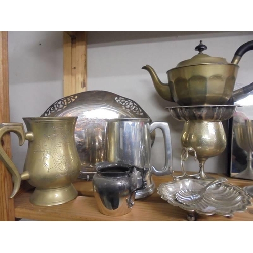 610 - A mixed lot of silver plate and pewter.