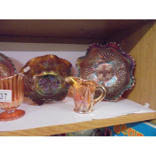 637 - Four carnival glass dishes and three jugs.