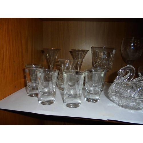 645 - A good lot of drinking glasses including etched. COLLECT ONLY.