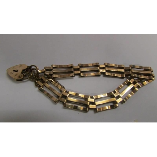 11 - A 9ct gold gate bracelet with padlock, 7.2 grams.