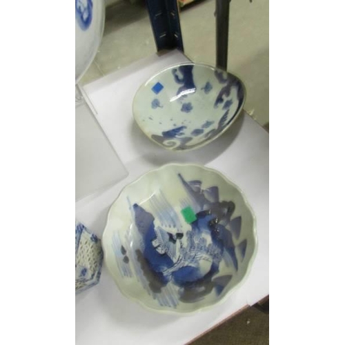 753 - Four Chinese bowls and two pots.