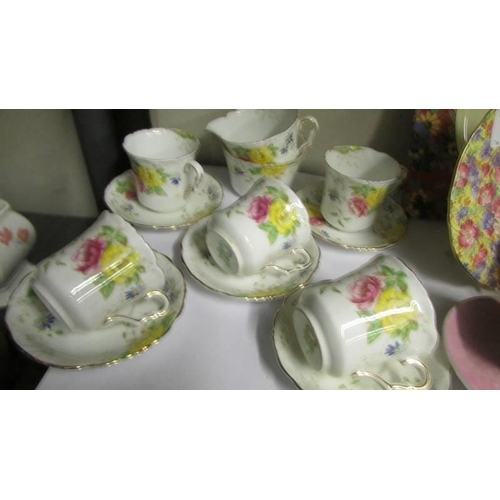 787 - A mixed lot of assorted tea ware.