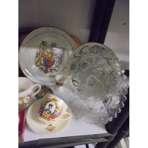 824 - A good lot of commemorative ceramics and glass ware.