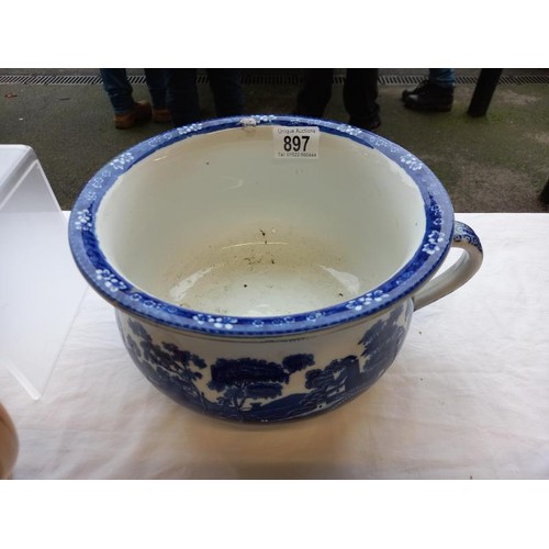 897 - A blue & white chamber pot