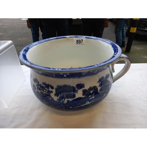 897 - A blue & white chamber pot