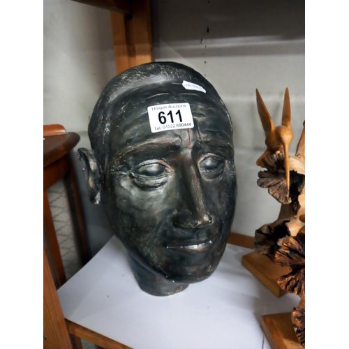 611 - A model of a male head, chip to both ears.