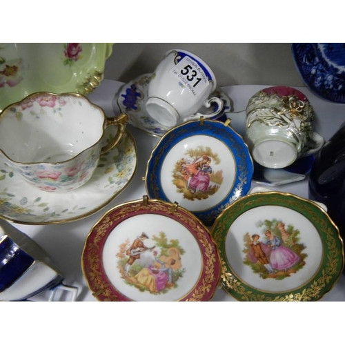 531 - A good lot of assorted tea cups and saucers.