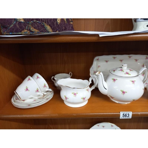 563 - A mixed lot of tea sets of same/similar designs (2 shelves)