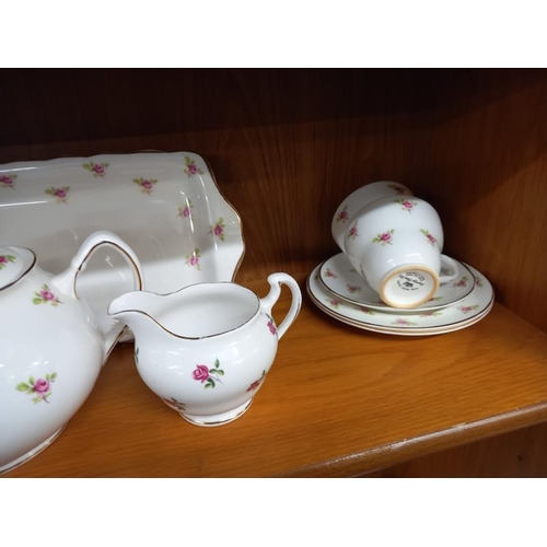 563 - A mixed lot of tea sets of same/similar designs (2 shelves)