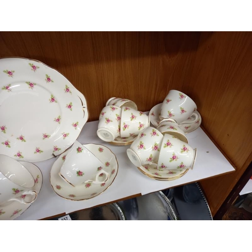 563 - A mixed lot of tea sets of same/similar designs (2 shelves)