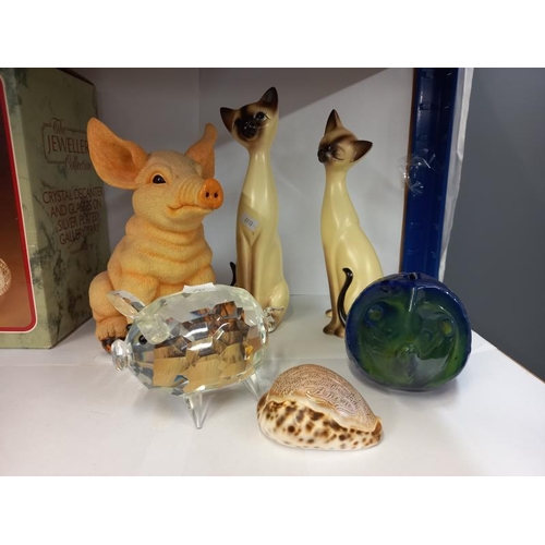 595 - A pig figure, pair of cats ( 1 ear A/F) hedgehog money box & glass pig & Lords prayer on shell