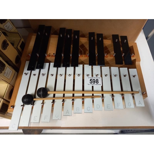 598 - A small boxed glockenspiel