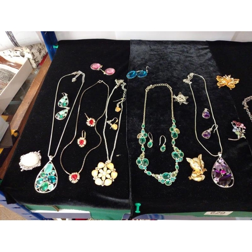 629 - A good lot of costume jewellery including necklaces & matching earrings