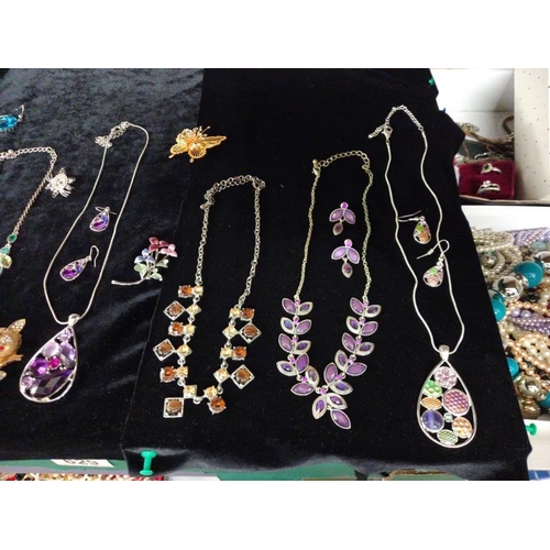 629 - A good lot of costume jewellery including necklaces & matching earrings