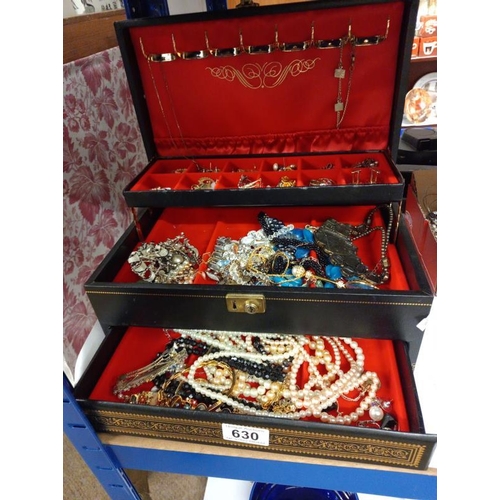 630 - A jewellery box & contents