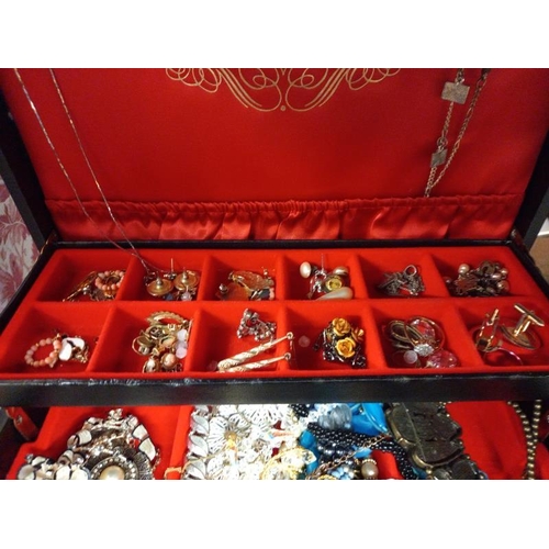 630 - A jewellery box & contents