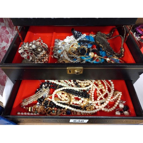 630 - A jewellery box & contents