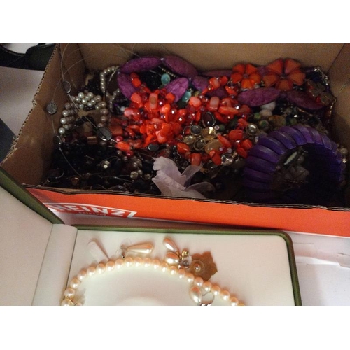 631 - A good lot of costume jewellery (1 box A/F)