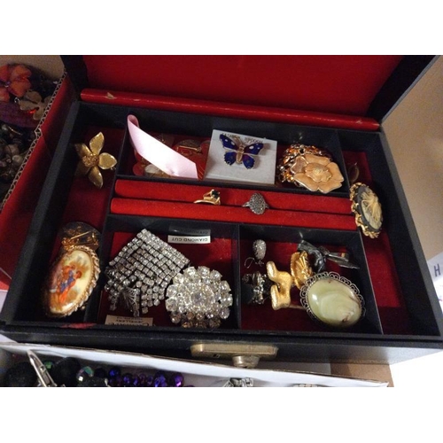 631 - A good lot of costume jewellery (1 box A/F)