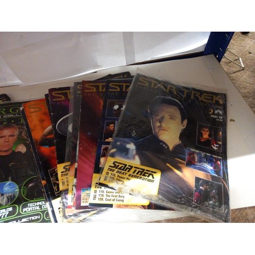 638 - A quantity of Star trek and Stargate magazines.