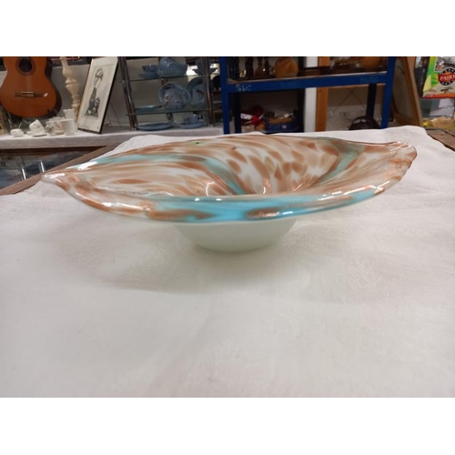 659 - A low glass bowl in blue and gold with swirls round the bowl.