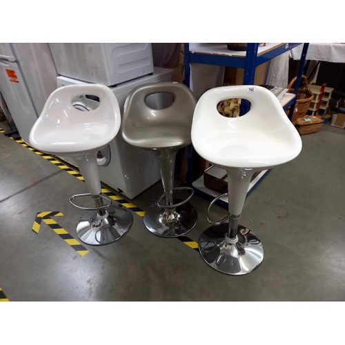 792 - 3 breakfast bar stools