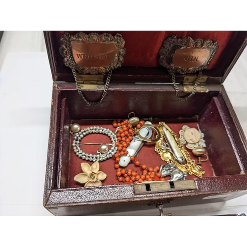 60 - A quantity of antique and vintage jewellery, some gold and silver included, in a jewellery box.