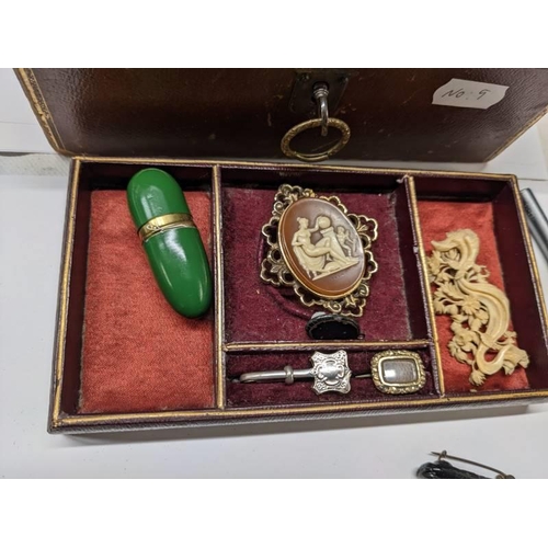 60 - A quantity of antique and vintage jewellery, some gold and silver included, in a jewellery box.