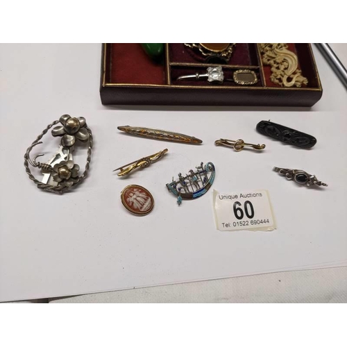 60 - A quantity of antique and vintage jewellery, some gold and silver included, in a jewellery box.