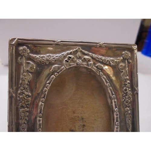 114 - An Adam style silver photo frame, 9 x 7 cm.