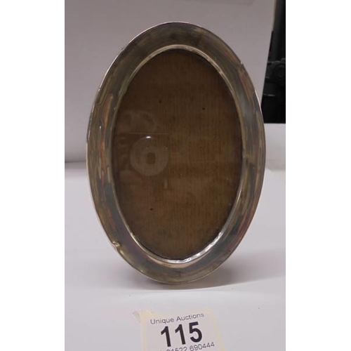 115 - An oval silver photo frame, 16 x 11 cm.