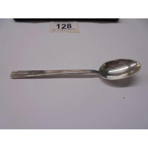 128 - A cased set of six hall marked silver tea spoons, 105 grams.