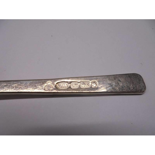 128 - A cased set of six hall marked silver tea spoons, 105 grams.