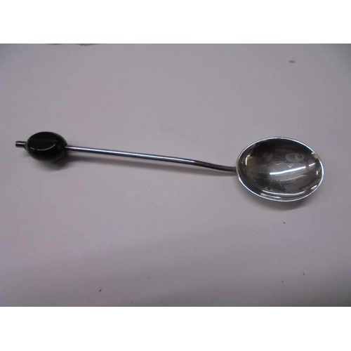 135 - A cased set of six silver coffee spoons, 36 grams.