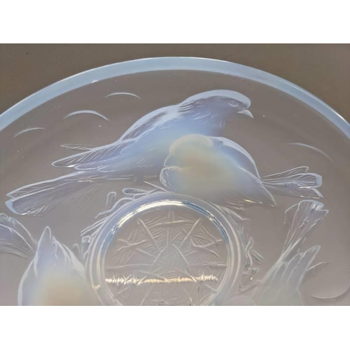 242 - A 1930's opalescent bowl with doves design marked Ezay France.