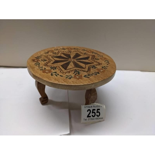 255 - An apprentice piece inlaid circular table.