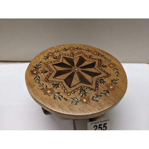 255 - An apprentice piece inlaid circular table.