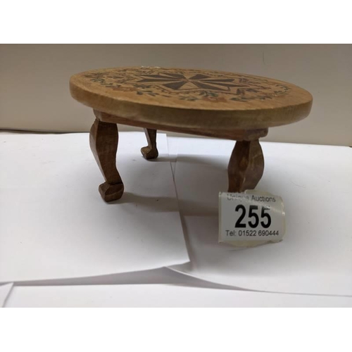 255 - An apprentice piece inlaid circular table.