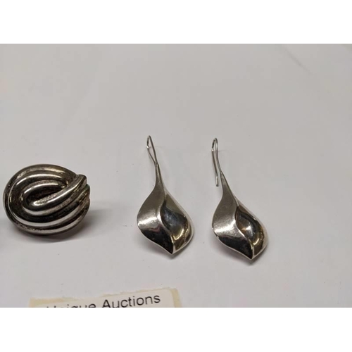 100 - Two pairs of silver earrings, one pendant style and one clip. 14.8 grams.